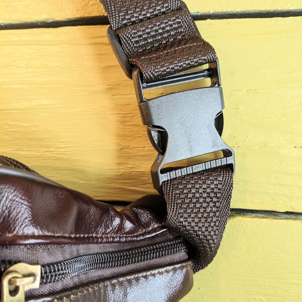 Chic Brown Crossbody Bag with Gold Accents - Picture 4 of 6